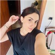 Studentessa di scienze dell’educazione e formazione insegna tutte le materie umanistiche e artistiche