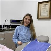 Odontóloga enseña a padres e hijos técnicas correctas de higiene oral, prevención de enfermedades orales y qué hacer en urgencias dentales, además de