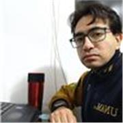 Profesor de literatura imparte clases a alumnos de secundaria o bachillerato