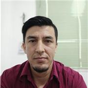 Profesor de informática da clases a niños y niñas de todas las edades