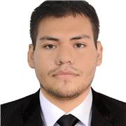 Profesor que imparte clases de inglés a alumnos de todas las edades