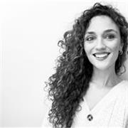 Sono una laureanda in lingue e letterature straniere . Mi reputo una persona con una forte dinamicità ed empatia . 