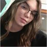 Studentessa in scienze dell'educazione impartisce lezioni per quanto concerne materie letterarie ed umanistiche