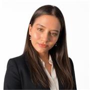 Profesora de oratoria y comunicación, que conecta con los niños y ayuda a superarse