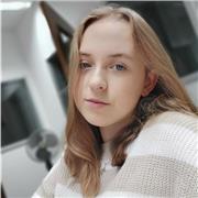 Nachhilfelehrer für Grundschüler als Schülerin