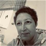 Docente di Scienze impartisce lezione di biologia e chimica agli studenti di scuole superiori e matematica e scienze ai ragazzi de