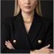 Profesora de marketing, apta para todas las edades y para todas las clases. 