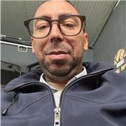 Prof donne des cours en ligne de soutien scolaires avec un expérience