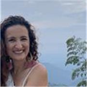 Profesora de español da clases a niños de todas partes. Clases alegres, con cuentos y muy sencillas