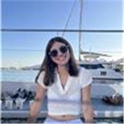 Soy una estudiante de la universidad de 18 años con el título de Advanced de inglés