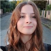 Studentessa del linguistico aiuta con metodo di studio e organizzazione