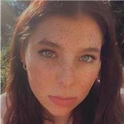 Ragazza delle superiori che vuole aiutare i ragazzini in difficoltà con inglese