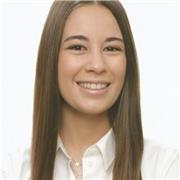 Profesora de lengua, estudiante de universidad. Media de notable alto en bachillerato. Con cercanía con los peques. Para primaria y ESO