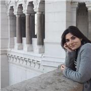 Profesora de francés imparte clases a niños y adultos con diferentes niveles