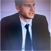 Licenciado en psicología, técnico en periodismo deportivo , bilingüe