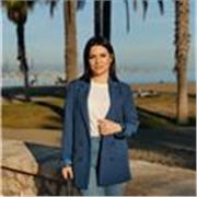 Maestra graduada en Educación Primaria con especialidad en Lengua extranjera y en la enseñanza de una lengua extranjera.