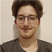 Profesor de Informática para ayudar a niños y personas mayores que necesiten conocimientos