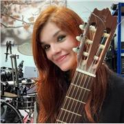 Profesora de guitarra con estudios en el Conservatorio Superior de Música de Madrid, imparte clases particulares