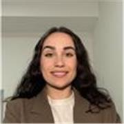 Estudiante universitaria con experiencia en biología y matemáticas