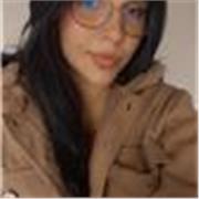 Profesora dedicada que ofrece apoyo escolar y emocional de forma virtual, creando un ambiente seguro para el aprendizaje