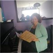 Profesora con título superior imparte clases de lenguaje musical con 25 años de experiencia.