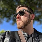 Soy  Juan Cash, diseñador, y mi deseo es que mis alumnos encuentren la satisfacción de lograr diseños que enamoren a sus clientes.