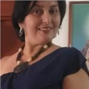 Profesor de biología y química imparte clase a niños de todas las edades