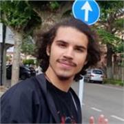 Estudiante de universidad en tercer año que intenta sacar algo de dinero mientras estudia la carrera.