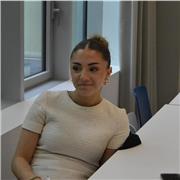 Étudiante en première année de Sciences Politiques et Relations Internationales, bilingue en anglais et diplômée d'un bac général.