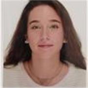 Profesora de Español imparte clases a niños de todas las edades