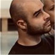 Sono un laureato in mediazione linguistica. Parlo diverse lingue e possiedo un livello C1 di lingua spagnola