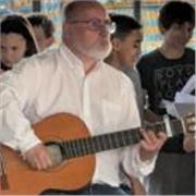 Cours de guitare d'acommpagnement et bases de guitare classique, clarinette et flute àbec. Pouvoir lire une partiton, une tabalature, une grille d'accords.r