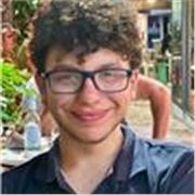 Studente diciassettenne che offre ripetizioni a studenti più giovani