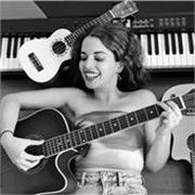 Profesora de piano imparte clases a niños y adultos que deseen iniciarse