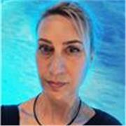 Cantante con esperienza performativa/insegnamento, laureata in jazz e canto indiano, prepara nel canto moderno a tutti i livelli