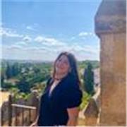 Profesora titulada en bachillerato de CC.SS. y estudiante del Grado en Historia del Arte