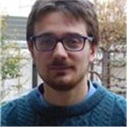 Studente di biologia svolge lezioni di biologia per studenti di liceo e istituti tecnici