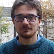 Studente di biologia svolge lezioni di biologia per studenti di liceo e istituti tecnici