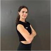 Strukturierte Online-Trainerin mit Fokus auf Motivation und Fortschritt