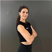 Strukturierte Online-Trainerin mit Fokus auf Motivation und Fortschritt