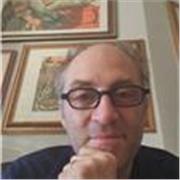 Docente di economia e scienze delle finanze impartisce lezioni a studenti