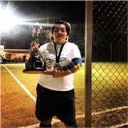 Profesora de futbol para niños y niñas