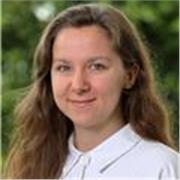 Anglistikabsolventin und erfahrene Sprachlehrerin unterrichtet Englisch im Intensivkurs