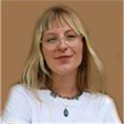 Profesora con un perfil versátil con formación en ciencias y artes