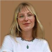 Profesora con un perfil versátil con formación en ciencias y artes