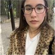 Profesora de inglés dicta clases a niños, adolescentes y adultos
