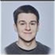 Chico joven con prácticas recién terminadas en la televisión, apasionado del dibujo y el cine. 