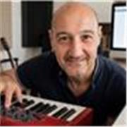 Pianista e Tastierista Professionista (Ex Direttore di Scuola di Musica) insegna Pianoforte Moderno, Tastiere e Synth Online per A