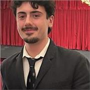 Diploma di liceo scientifico (voto 95/100). Attualmente studende in Gestione delle Arti e delle Attività Culturali a Ca’ Foscari