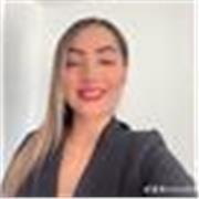 Profesora, titulada como normalista superior para niños de primaria.